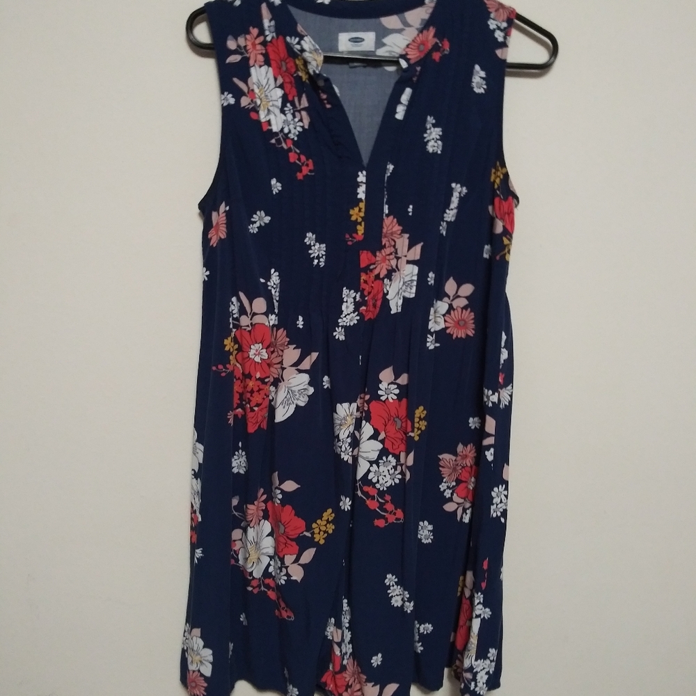 Old Navy dress. Falls above the knees. I am 5'4